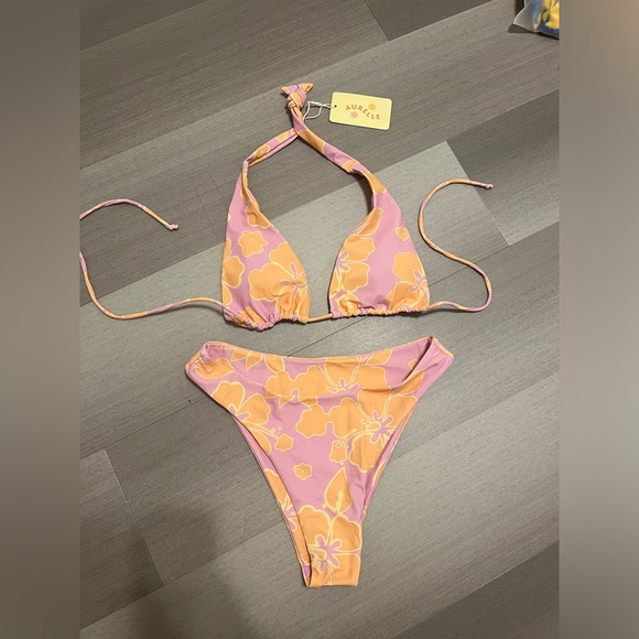 5 Aurelle Bikini Sets and 1 Bikini Top - Picture 2 of 6